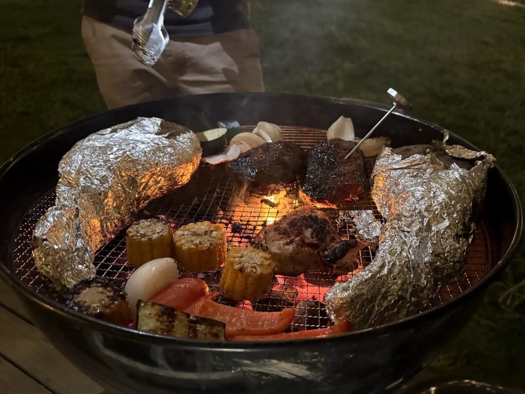 横浜BBQで焼かれる肉・とうもろこし・野菜