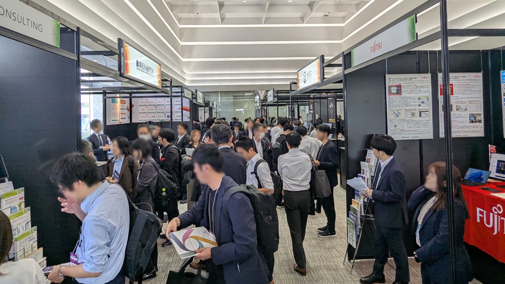 Archi Future 2026の展示会場。各社のブースが並ぶ通路を多くの来場者が行き交っている