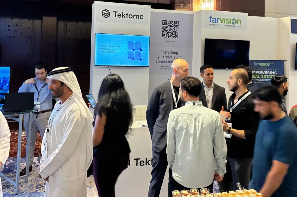 ConFEx のTektomeブースで来場者にデモを見せている様子